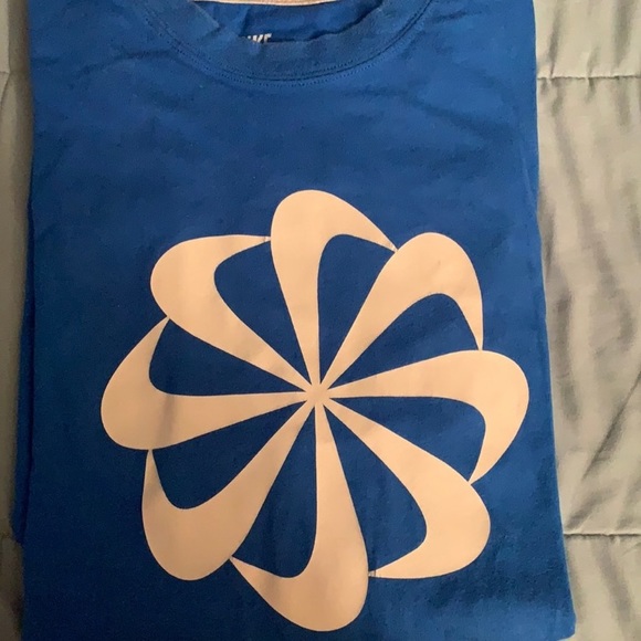 Nike swoosh Pinwheel T-shirt size XL - Picture 1 of 11
